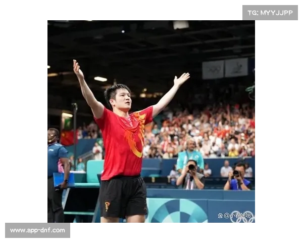 球员个性化庆祝动作，展现羽毛球运动趣味性